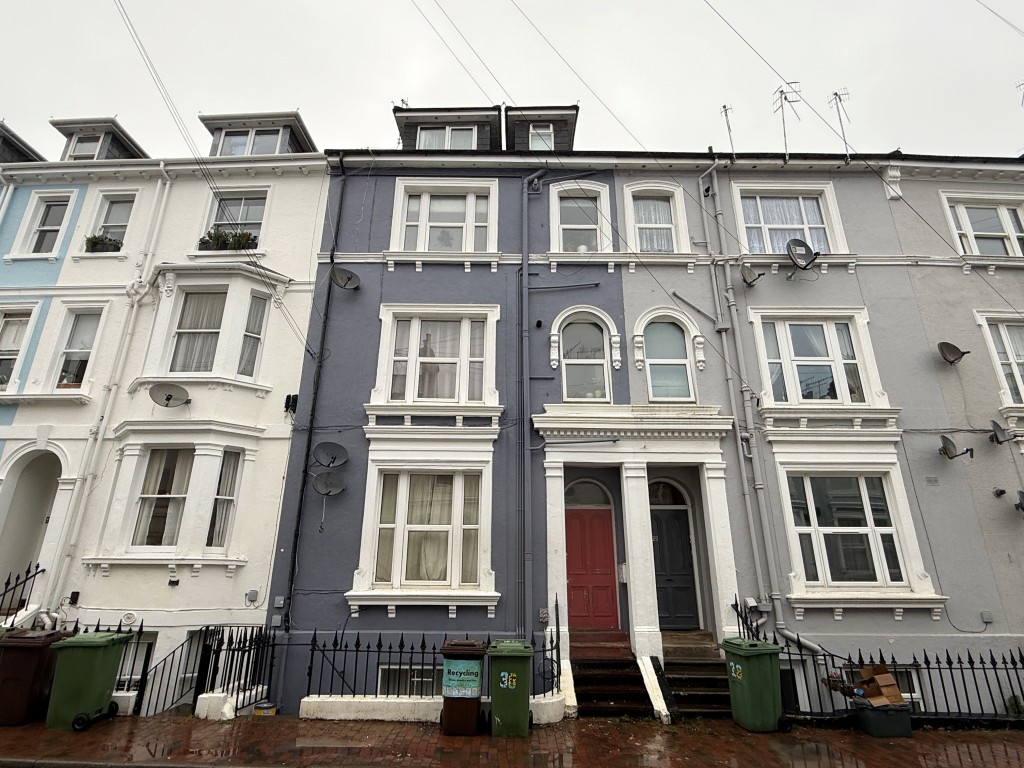 Lot: 61 - BLOCK OF FIVE FLATS FOR INVESTMENT IN TOWN CENTRE - Mid terrace block arranged as five flats